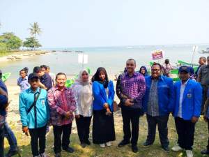 Di Dampingi KNPI, Zaki Serahkan Bantuan 15 Perahu Kepada Korban Tsunami