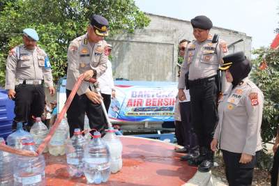 Respons Keluhan Warga Soal Kekeringan, Polresta Tangerang Salurkan Bantuan Air Bersih ke Panongan