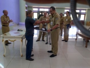 Tigaraksa- Bupati Tangerang, Zaki Iskandar, menyerahkan secara simbolis bantuan mesin jahit kepada perwakilan UKM/KUBE,senin (18/11)DT