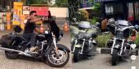 Mario Dandy sedang mengendarai motor Harley-Davidson.