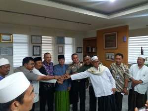 Bupati Tangerang Ahmed Zaki Iskandar kumpulkan tokoh agama untuk menghentikan proyek pembangunan sekolah non islam di Sindang Jaya, Kabupaten Tangerang.