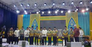 Camat Pondok Aren Hendra, terima piala juara umum MTQ ke XIV tingkat Tangsel tahun 2023. Penyerahan piala diberikan langsung oleh Sekda Tangsel, Bambang Noertjahyo disaksikan para camat se-Tangsel.