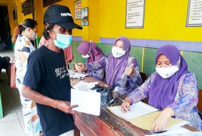 Warga Sepatan Terima BST, Camat: Berharap Imunitas Warga Bisa Meningkat