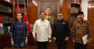 Ketua Umum Partai Gerindra, Prabowo Subianto dan Sekjen PDIP Hasto Kristiyanto serahkan rekom kepada Muhamad-Rahayu Saraswati untuk Pilkada Tangsel.