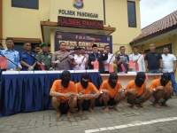 Polisi & para anggota gangster yang ditangkap