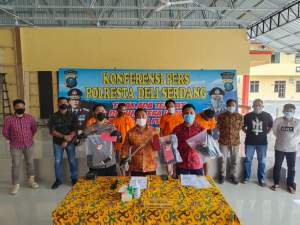 Kasatreskrim Polresta Deli Serdang, Kompol Firdaus menunjukkan kayu digunakan pelaku pengancam korban.(istimewa).