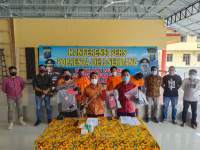 Kasatreskrim Polresta Deli Serdang, Kompol Firdaus menunjukkan kayu digunakan pelaku pengancam korban.(istimewa).