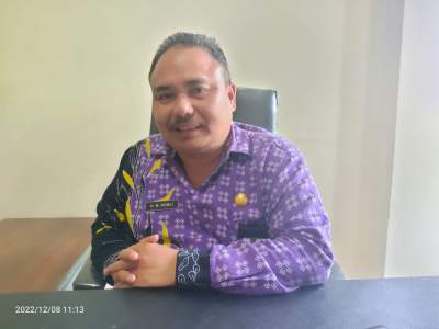 Sekcam Kresek H Romli, Mewakili Camat Kresek Ace Kurniawan saat melakukan wawancara seputar turap bronjong ambruk