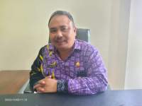 Sekcam Kresek H Romli, Mewakili Camat Kresek Ace Kurniawan saat melakukan wawancara seputar turap bronjong ambruk