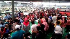 suasana saat pertemuan di kantin perusahaan.