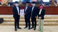 Wakil Walikota Tangsel Pilar Saga Ichsan menyerahkan draft Raperda kepada pimpinan DPRD, Abdul Rasyid, Iwan Rahayu dan Li Claudia Chandra di ruang Paripurna DPRD Tangsel.