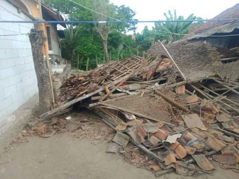 Di Duga Sudah Rapuh, RTLH di Kiara Payung Roboh