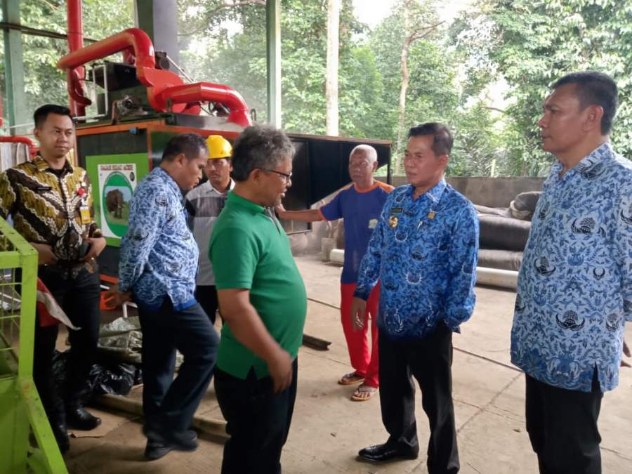 Walikota Serang Syafrudin didampingi Kepala Dinas DLH Kota Serang Ipiyanto saat mengecek mesin Karbon