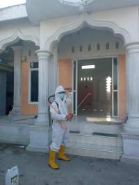 Digunakan untuk Tarawih, Seluruh Tempat Ibadah di Desa Kayu Bongkok Disemprot Disinfektan