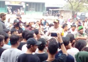 Kesal Akibat Langgar Perbup, Ratusan Warga Kosambi Cegat Puluhan Truk Tanah