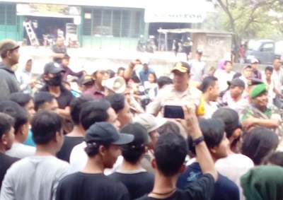 Kesal Akibat Langgar Perbup, Ratusan Warga Kosambi Cegat Puluhan Truk Tanah