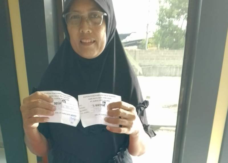 PT Surya Jaya Agung serahkan CSR berupa sembako ke masyarakat.