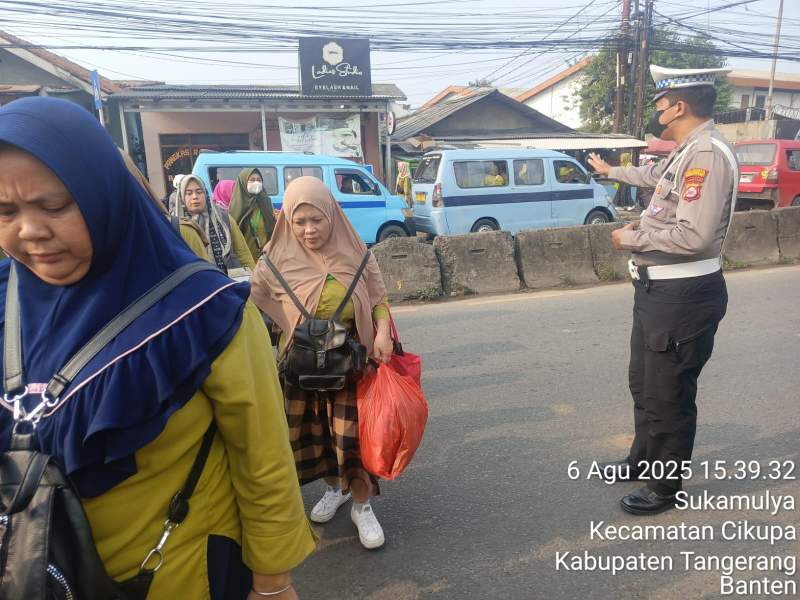 Kanit Lantas Polsek Cikupa Pantau Langsung PECAK Sore Hari di Titik Rawan Kemacetan