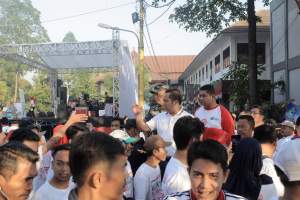 Wali Kota Tangerang Arief R Wismansyah ikut jalan sehat di Cipondoh
