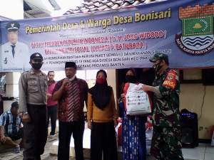 Desa Bonisari Salurkan Bantuan Paket Sembako dari Kemensos RI