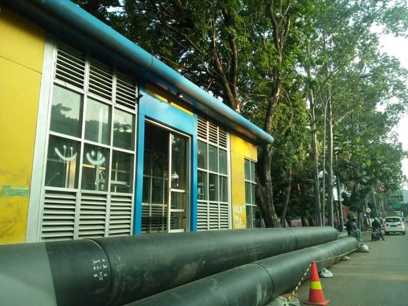 Warga Keluhkan Halte BRT Tangerang, Terhalang Pipa Proyek PDAM TB
