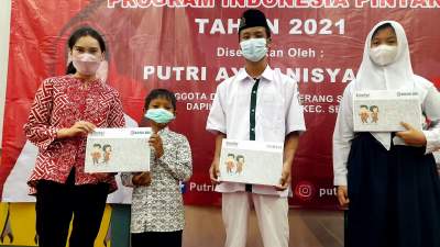 Bantu Biaya Pendidikan Dimasa Pandemi, Putri Salurkan Bantuan PIP ke Siswa di Tangsel