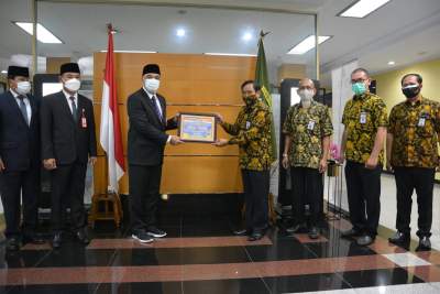 Raih 10 Penghargaan WTP 10 Kali, Bupati Terima  Plakat dan Piagam