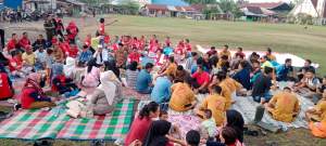 Bupati Serdang Bedagai Darna Wijaya bersama ratusan  masyarakat gelar acara munggahan di lapangan bola kaki Budiman.