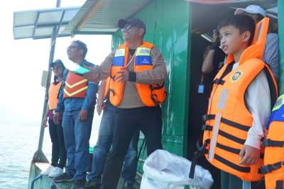 Bupati Sergai Darma Wijaya memberi pakan ikan Tilapia di Danau Toba.