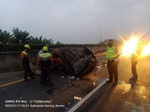 Diduga Ngantuk, 3 Mobil Alami Tabrakan Beruntun Di Jalan Tol Serang