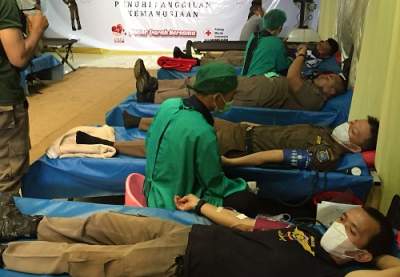 Salah satu warga saat donor darah di Kantor Satpol PP Tangsel