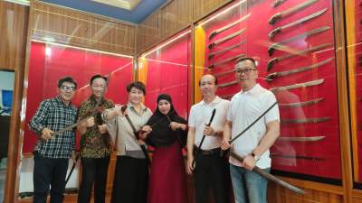 Silaturahmi Dengan Abah KH Tb Sangadiah, Royal Family Kekaisaran Cina Wariskan Keris Empu Ranubaya