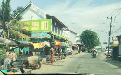 Semerawut, Pedagang Ikan di Pinggir Jalan Rawasaban Sukadiri Dikeluhkan