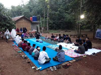 TLC Berbagi dengan Ponpes Al Quds