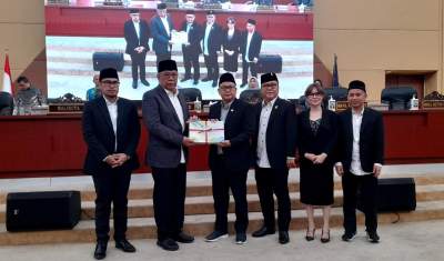 Walikota Tangsel Benyamin Davnie, sampaikan Raperda pertanggunganjawaban APBD 2022 ke DPRD Tangsel.