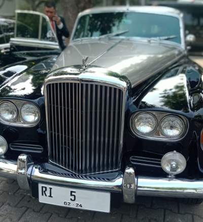 Mobil klasik mewah milik Bamsoet tipe Bentley S3 berplat RI 5.
