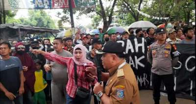 Lurah PKT, Murtado saat menemui warga yang menggelar aksi tolak pengukuran tanah yang di klaim tanah garapan dan menjadi fasos-fasum warga.