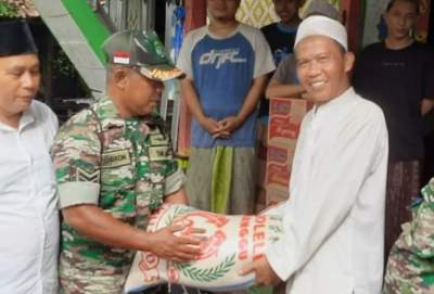 Koramil 14/Panongan bagikan sembako ke pondok pesantren.