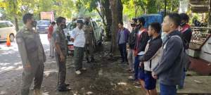 Pelanggar Prokes di Cilegon Disanksi Bersihkan Sampah