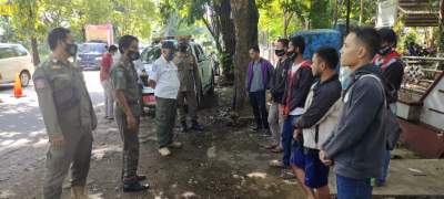 Pelanggar Prokes di Cilegon Disanksi Bersihkan Sampah