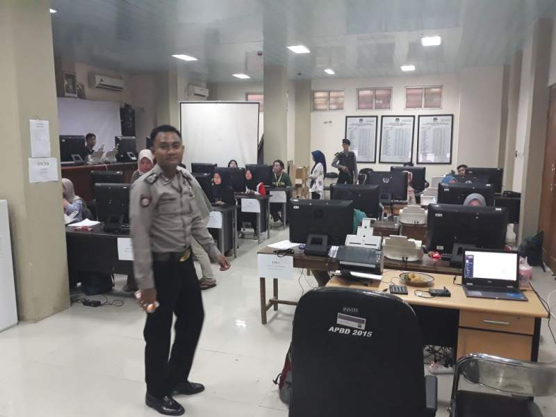 Ruang Real Count KPU Kabupaten Tangerang Dikawal Polisi