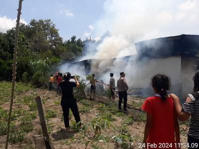 Personil pemadam kebakaran memadamkan api membakar rumah permanen di Nagori Tanjung Pasir, Simalungun. (Polres Simalungun).