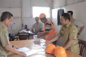 Wali Kota Tangerang Arief saat memantau pembangnan jembatan.