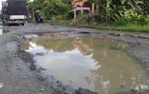 Kondisi jalan penghubung kabupaten Serdang Bedagai dan Batu Bara rusak parah.