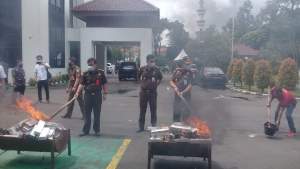 Kejaksaan Musnahkan Dua Truk Bahan Sepatu Atas Kasus Perkara PT Adis