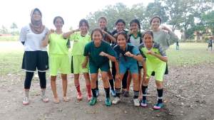 Saskia (kaos biru) bersama pesepak bola perempuan asal Serdaang Bedagai.