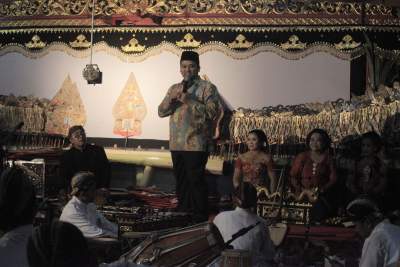 Wali Kota Tangerang Arief R Wismansyah saat sambutan pagelaran wayang kulit.