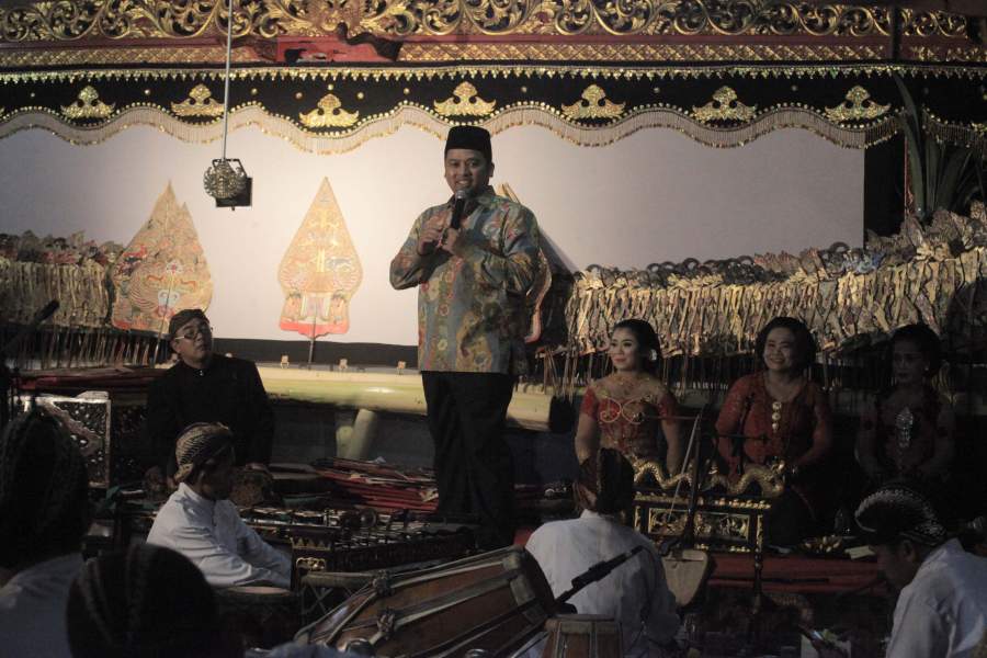 Wali Kota Tangerang Arief R Wismansyah  saat sambutan pagelaran wayang kulit.