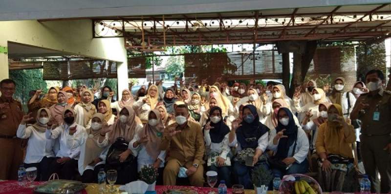 Walikota Tangerang Selatan, Benyamin Davnie bersama Peserta Budidaya Hidroponik