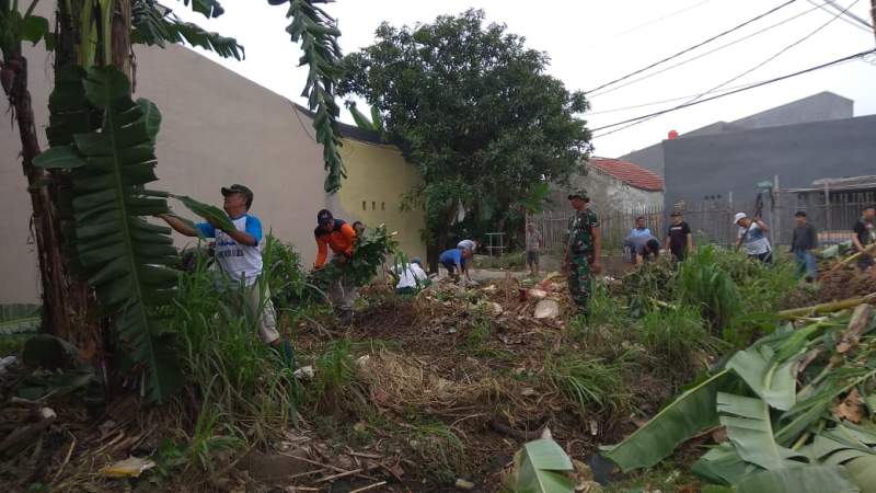 Babinsa Desa Gelam Jaya Gotong Royong Bareng Warga